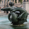 sculpture de fontaine de dauphin